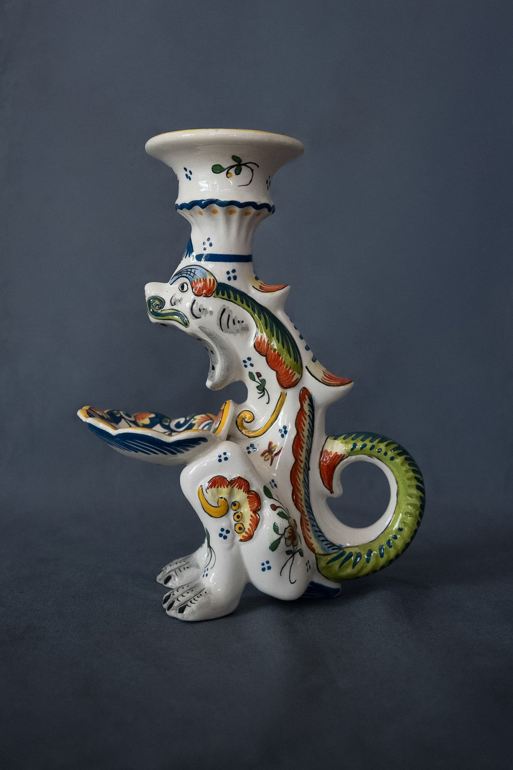 Franse Vieux Rouen faience kandelaar met fantasiedier
