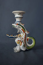 Franse Vieux Rouen faience kandelaar met fantasiedier