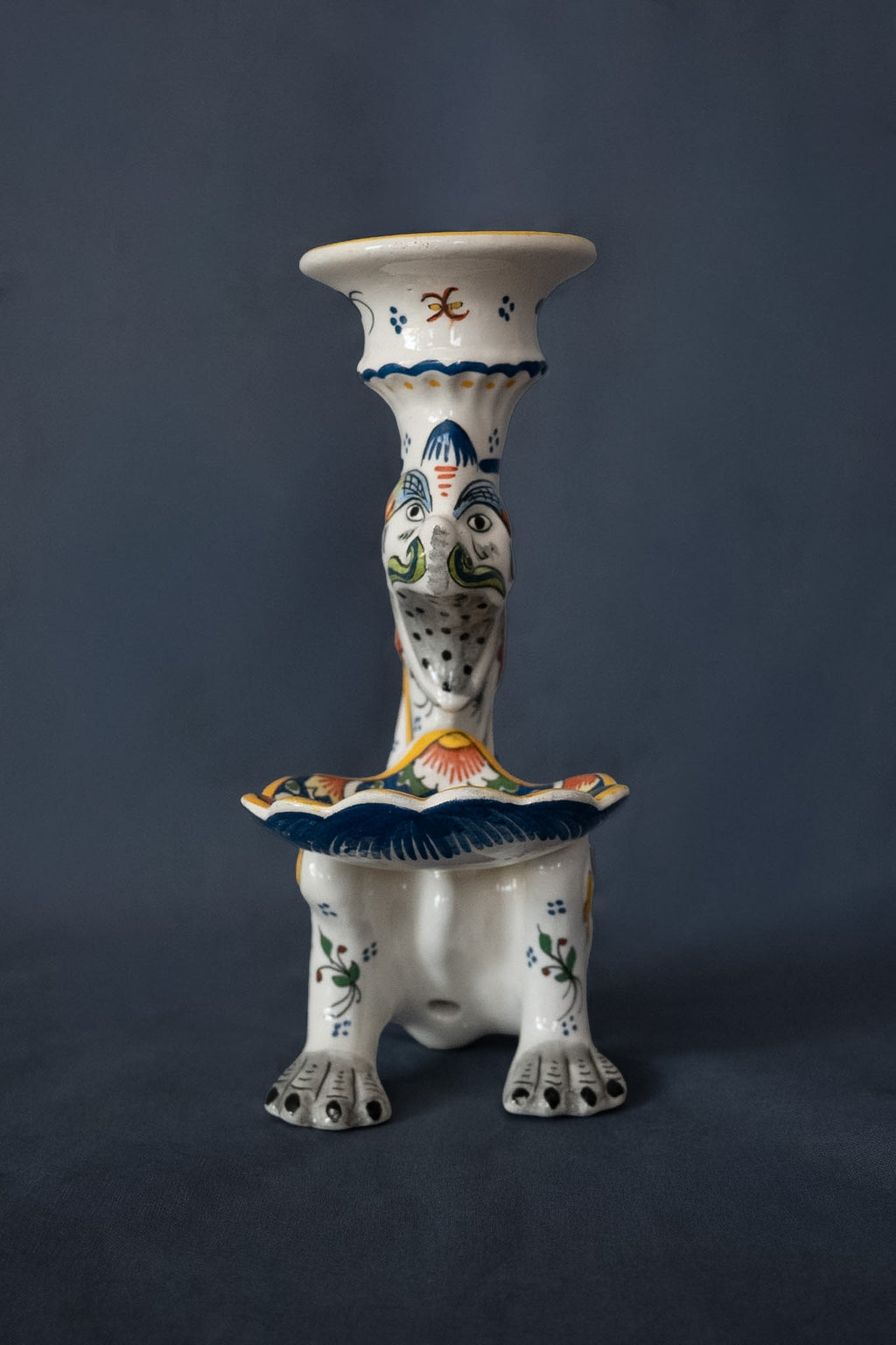 Franse Vieux Rouen faience kandelaar met fantasiedier