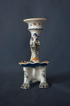 Franse Vieux Rouen faience kandelaar met fantasiedier