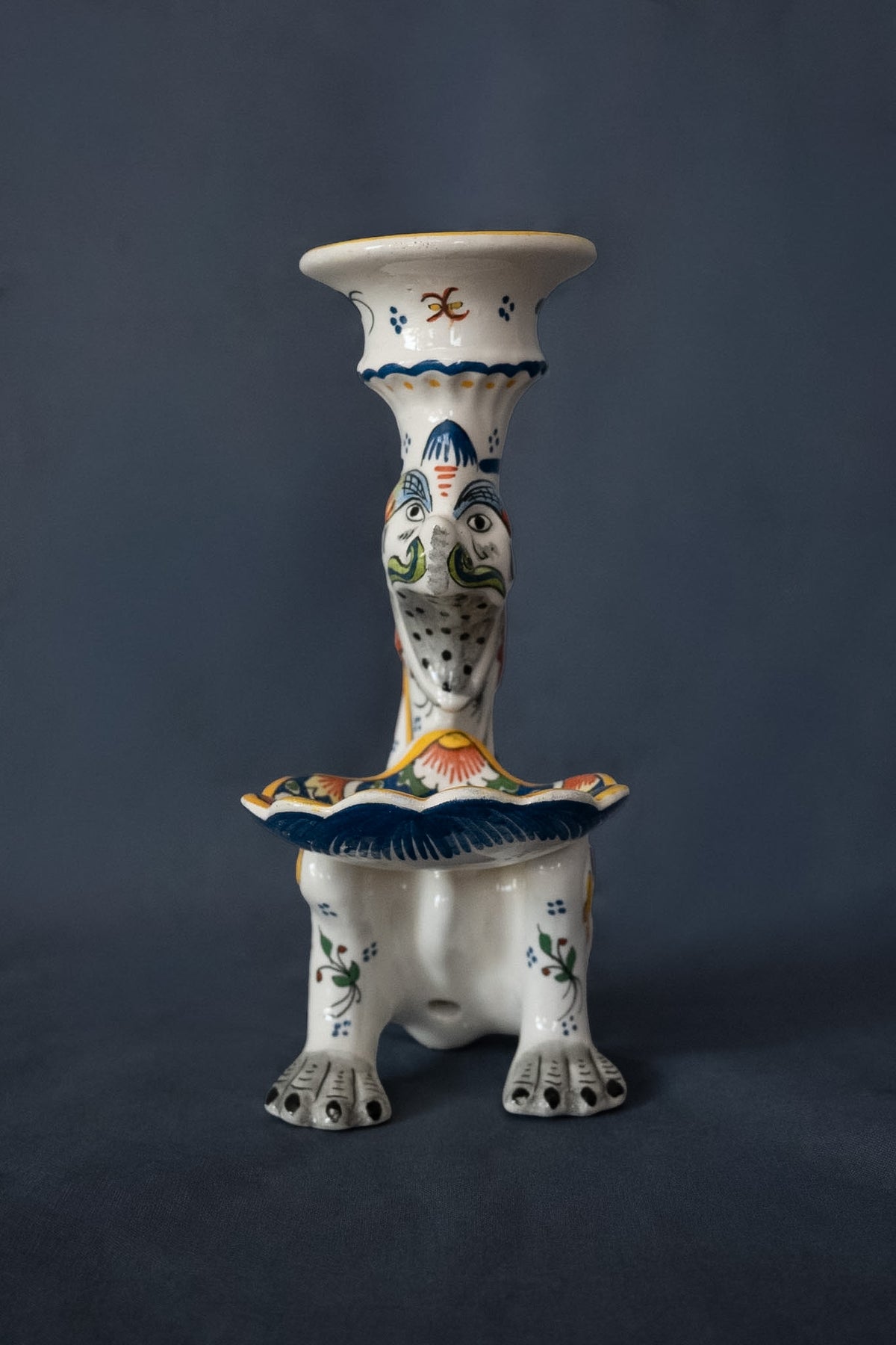 Franse Vieux Rouen faience kandelaar met fantasiedier