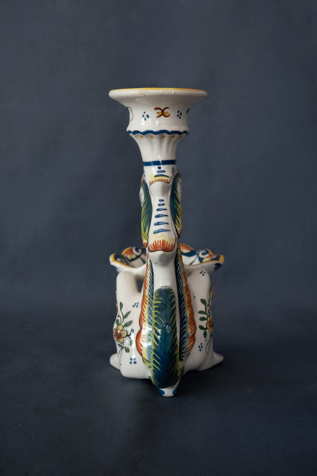 Franse Vieux Rouen faience kandelaar met fantasiedier