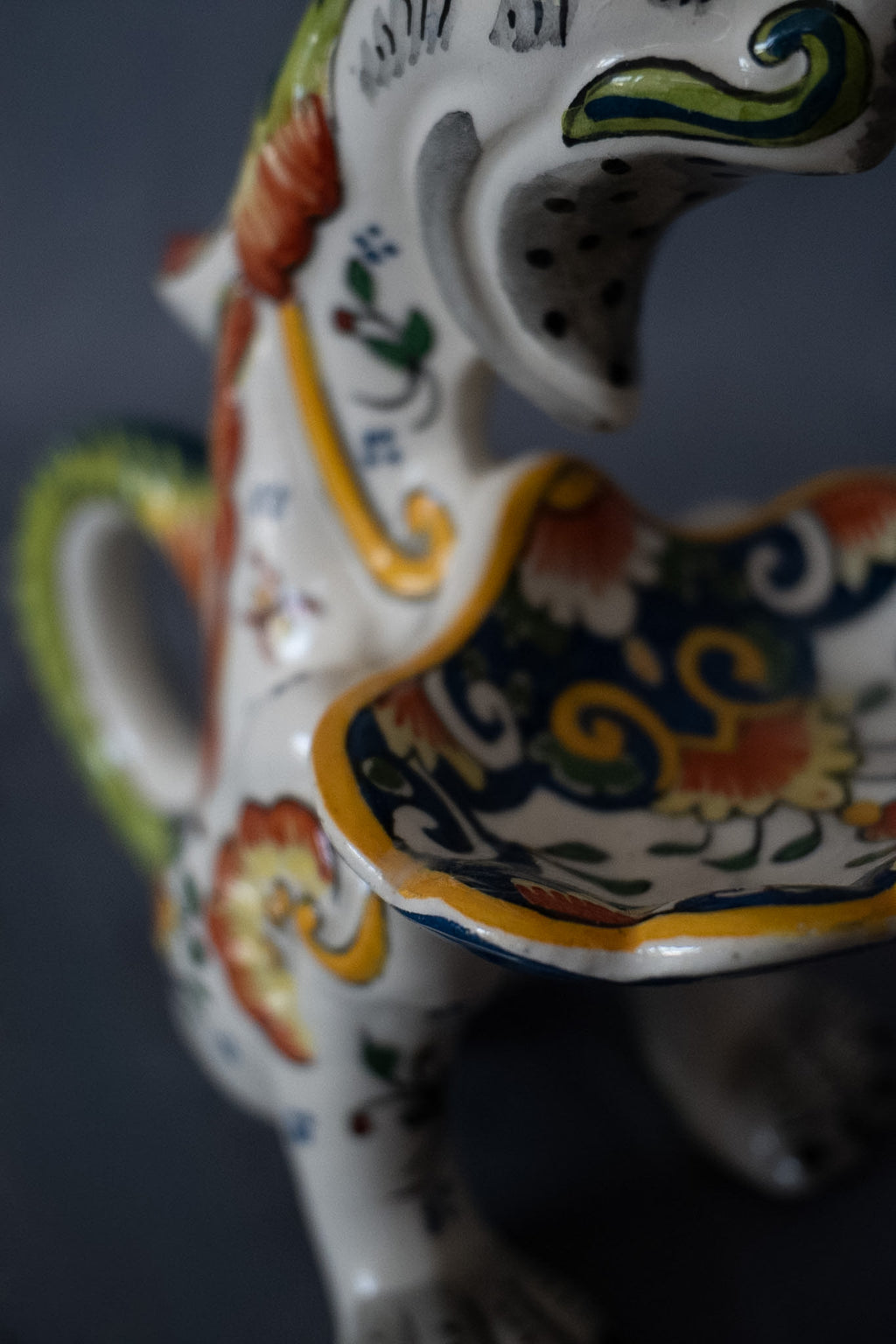 Franse Vieux Rouen faience kandelaar met fantasiedier