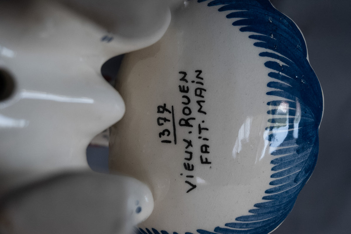 Franse Vieux Rouen faience kandelaar met fantasiedier