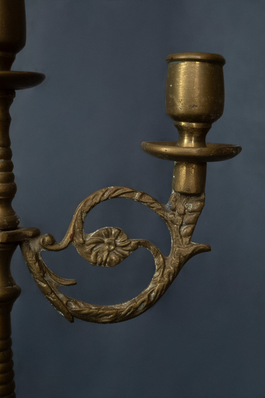 Drie-armige messing kandelaar met florale ornamenten