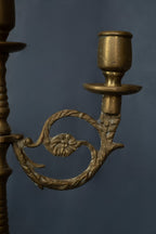Drie-armige messing kandelaar met florale ornamenten