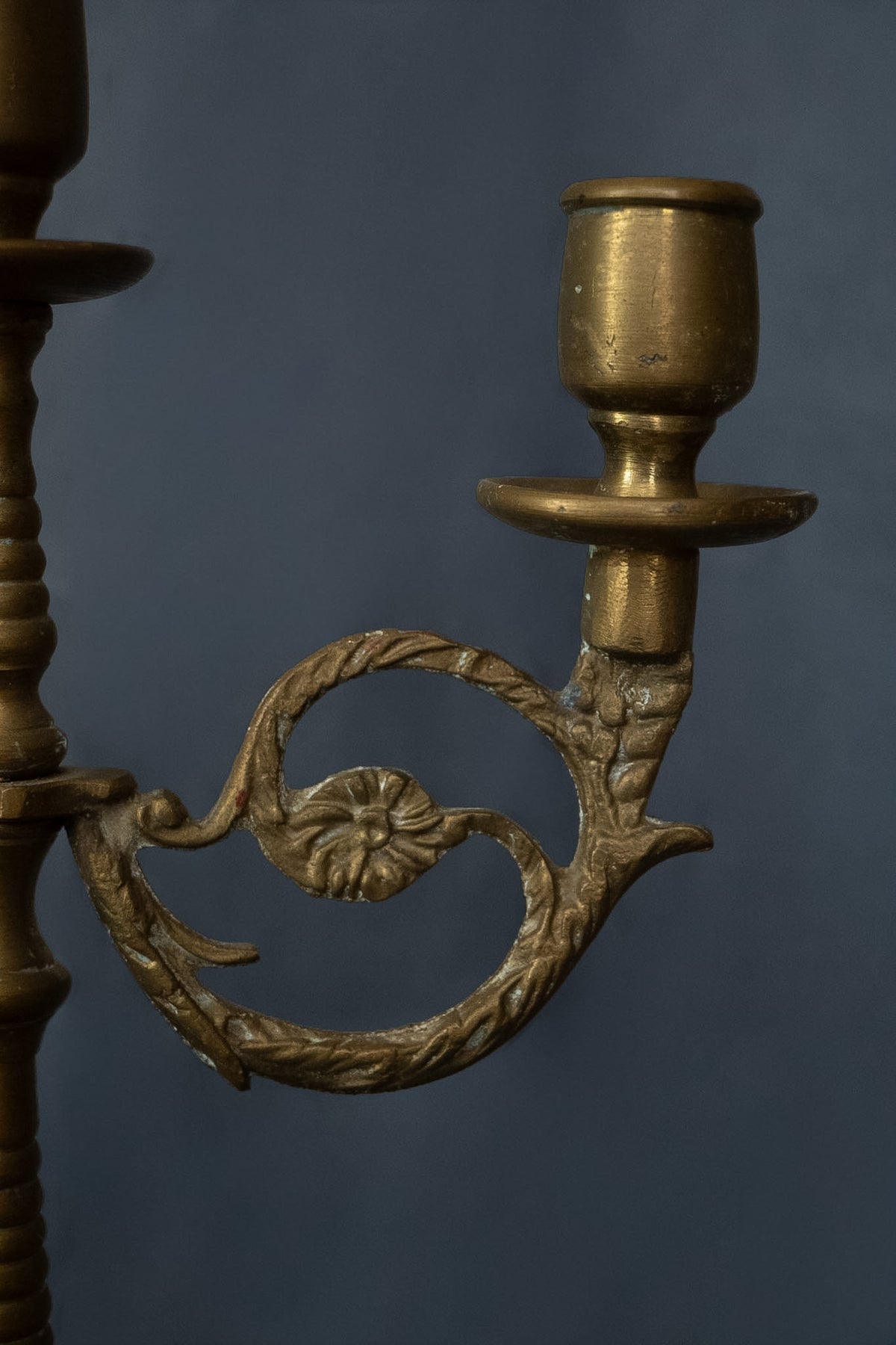 Drie-armige messing kandelaar met florale ornamenten
