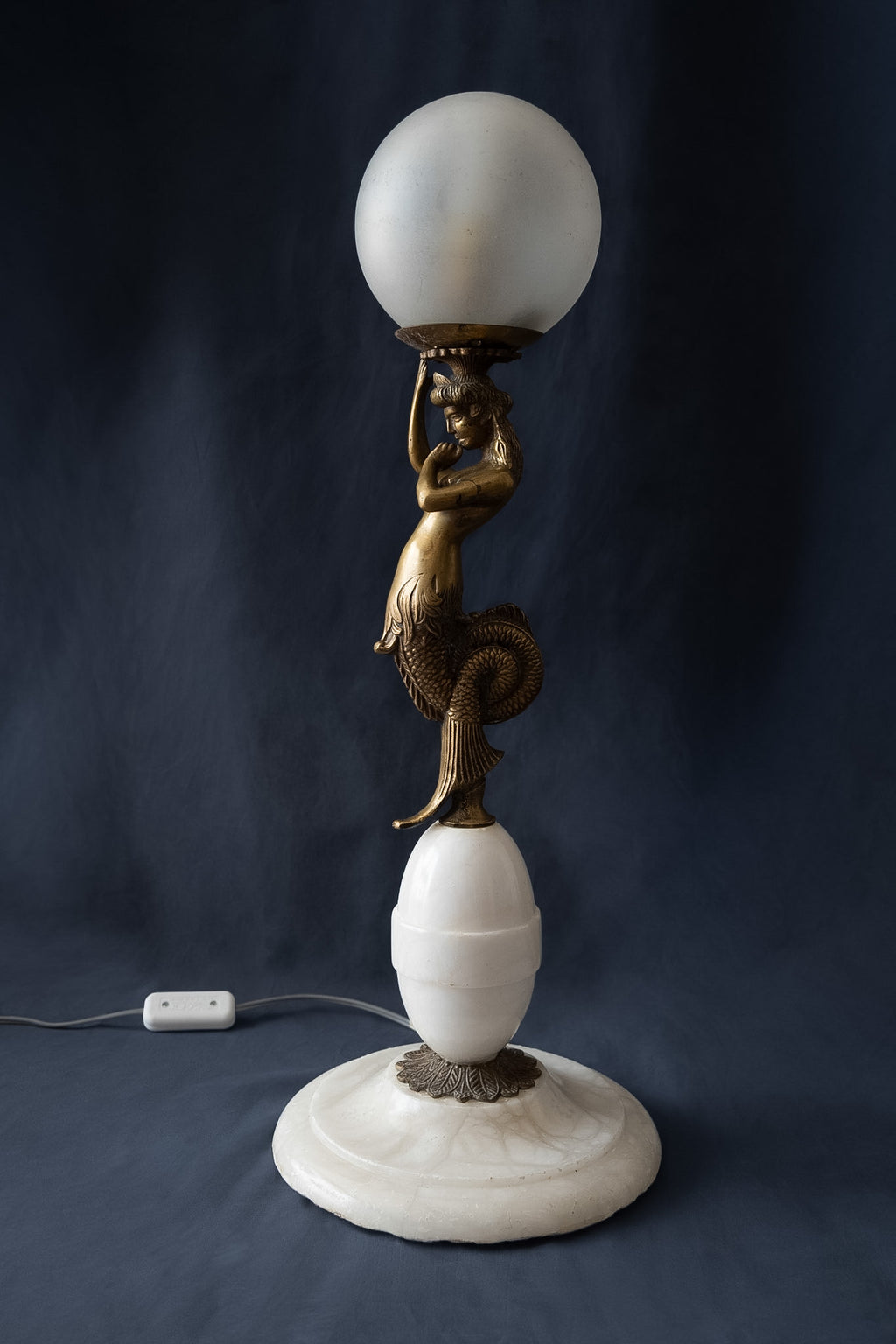 Decoratieve tafellamp met sirene, albast en glazen bol