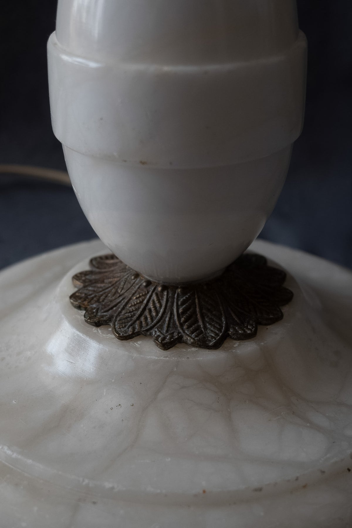 Decoratieve tafellamp met sirene, albast en glazen bol