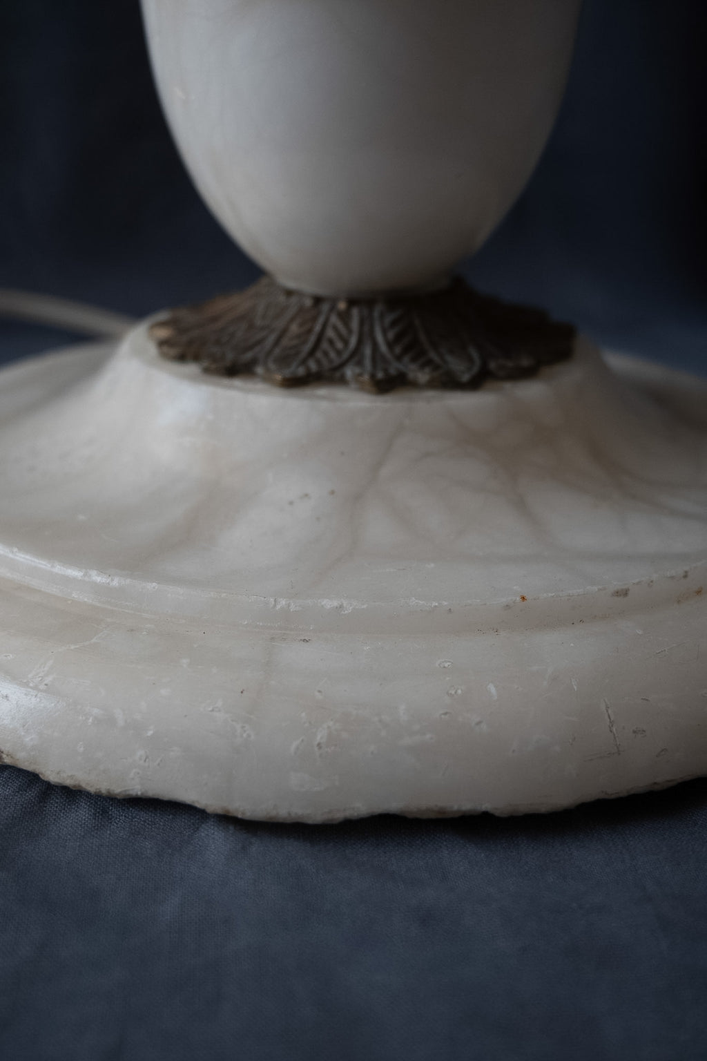 Decoratieve tafellamp met sirene, albast en glazen bol