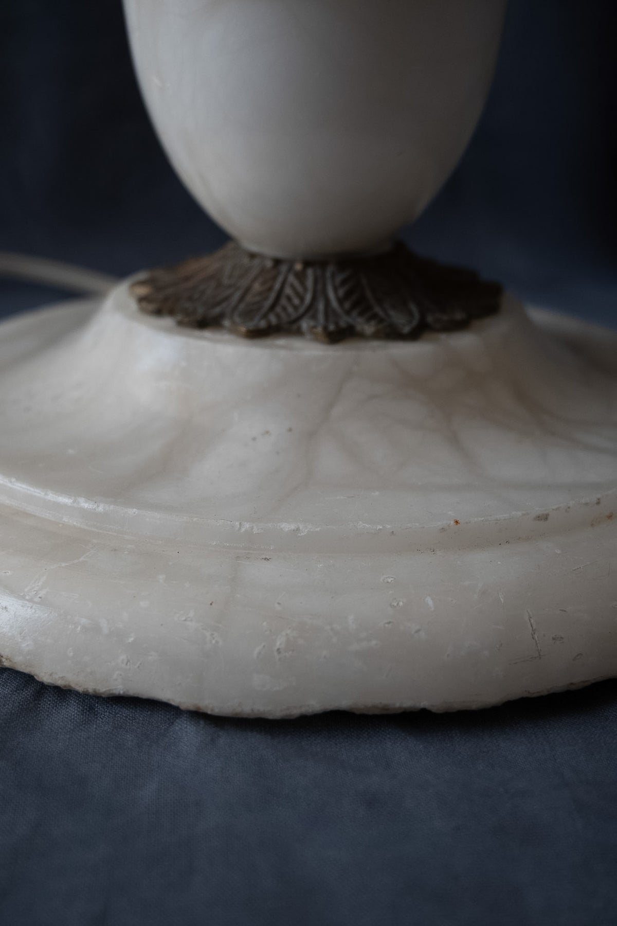 Decoratieve tafellamp met sirene, albast en glazen bol