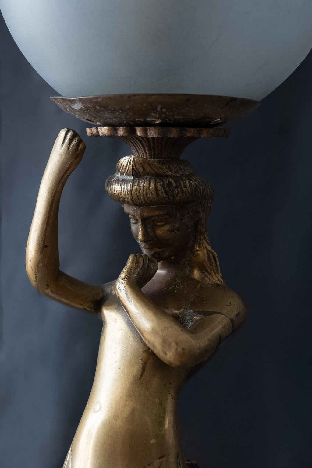 Decoratieve tafellamp met sirene, albast en glazen bol