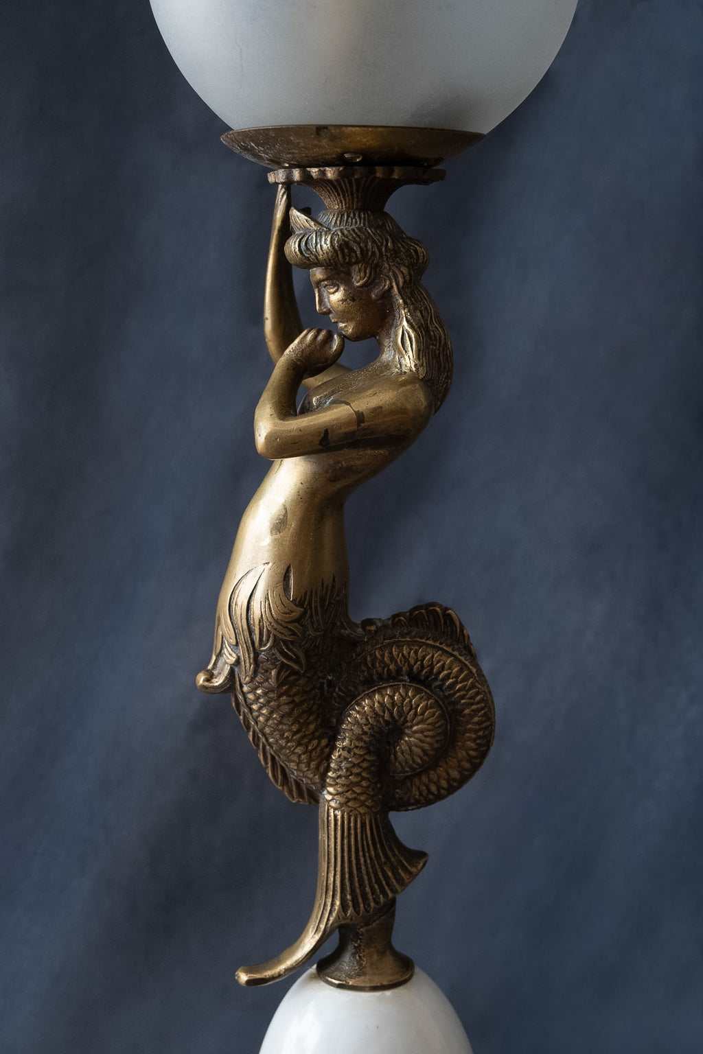 Decoratieve tafellamp met sirene, albast en glazen bol