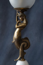 Decoratieve tafellamp met sirene, albast en glazen bol