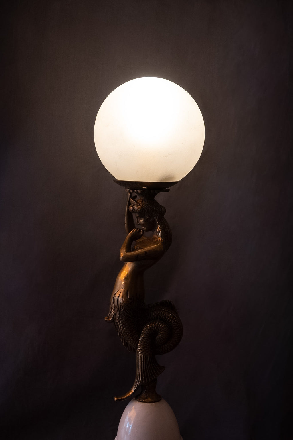 Decoratieve tafellamp met sirene, albast en glazen bol