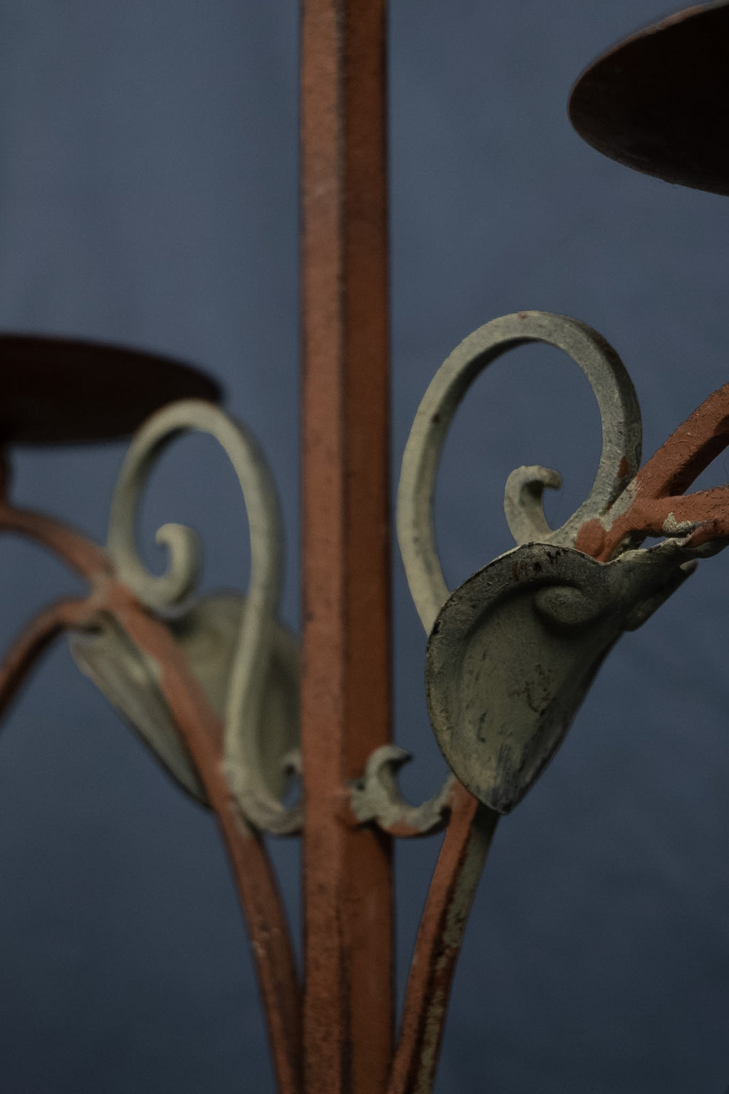 Paar decoratieve ijzeren driearmige kandelaars