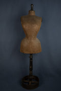 Antieke kleermakerspaspop met wespentaille