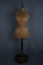Antieke kleermakerspaspop met wespentaille