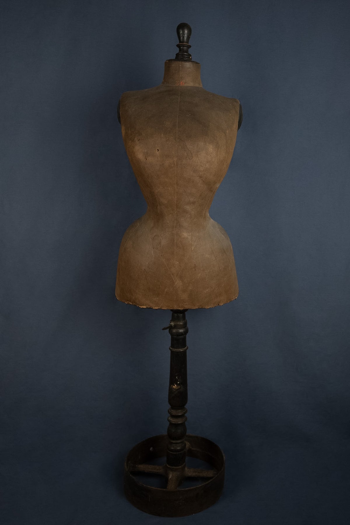 Antieke kleermakerspaspop met wespentaille