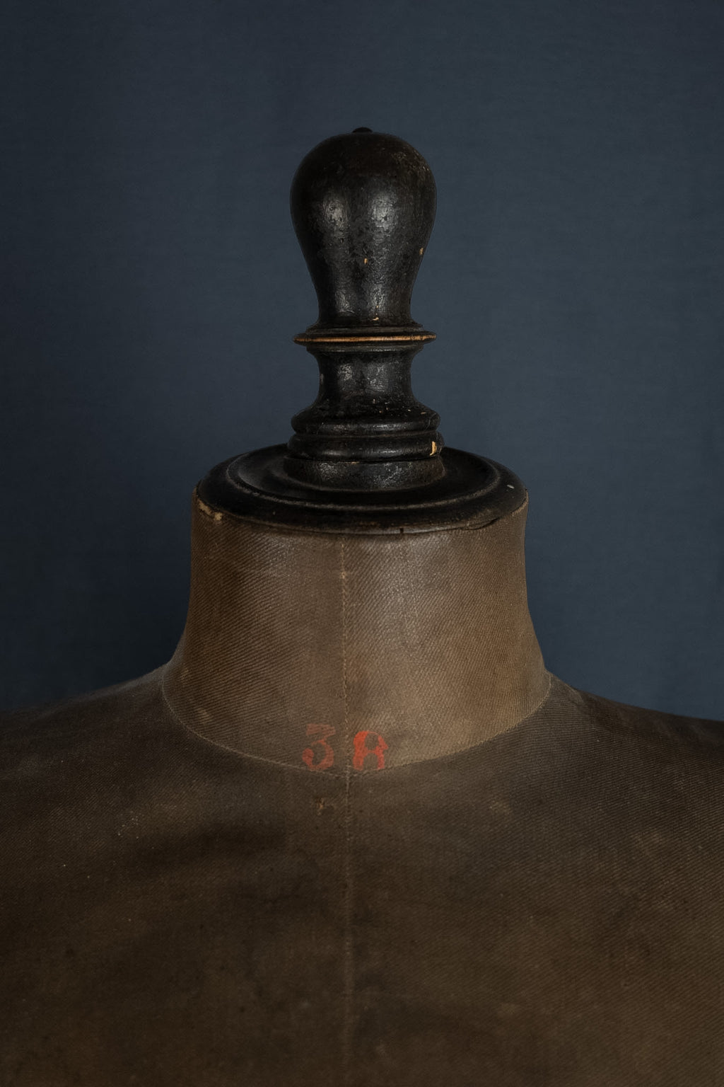 Antieke kleermakerspaspop met wespentaille
