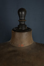 Antieke kleermakerspaspop met wespentaille