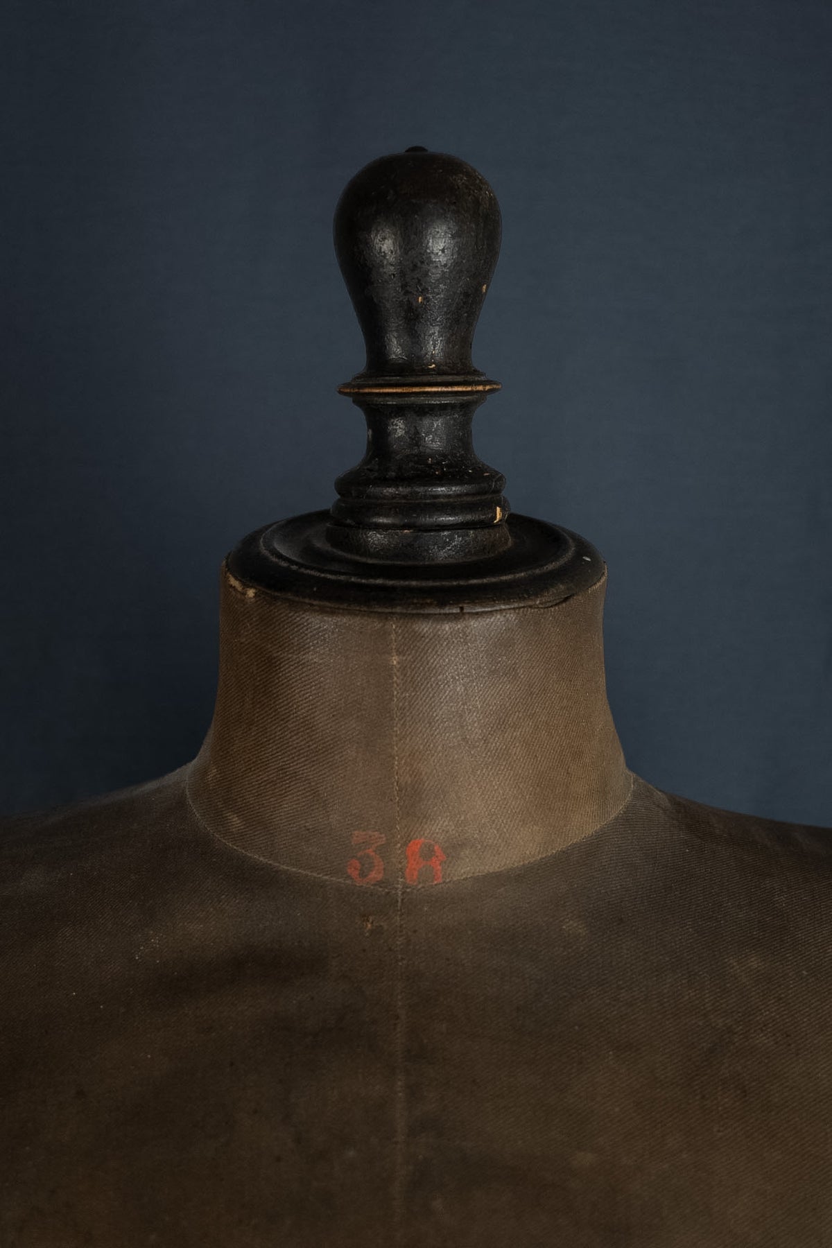 Antieke kleermakerspaspop met wespentaille