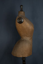 Antieke kleermakerspaspop met wespentaille