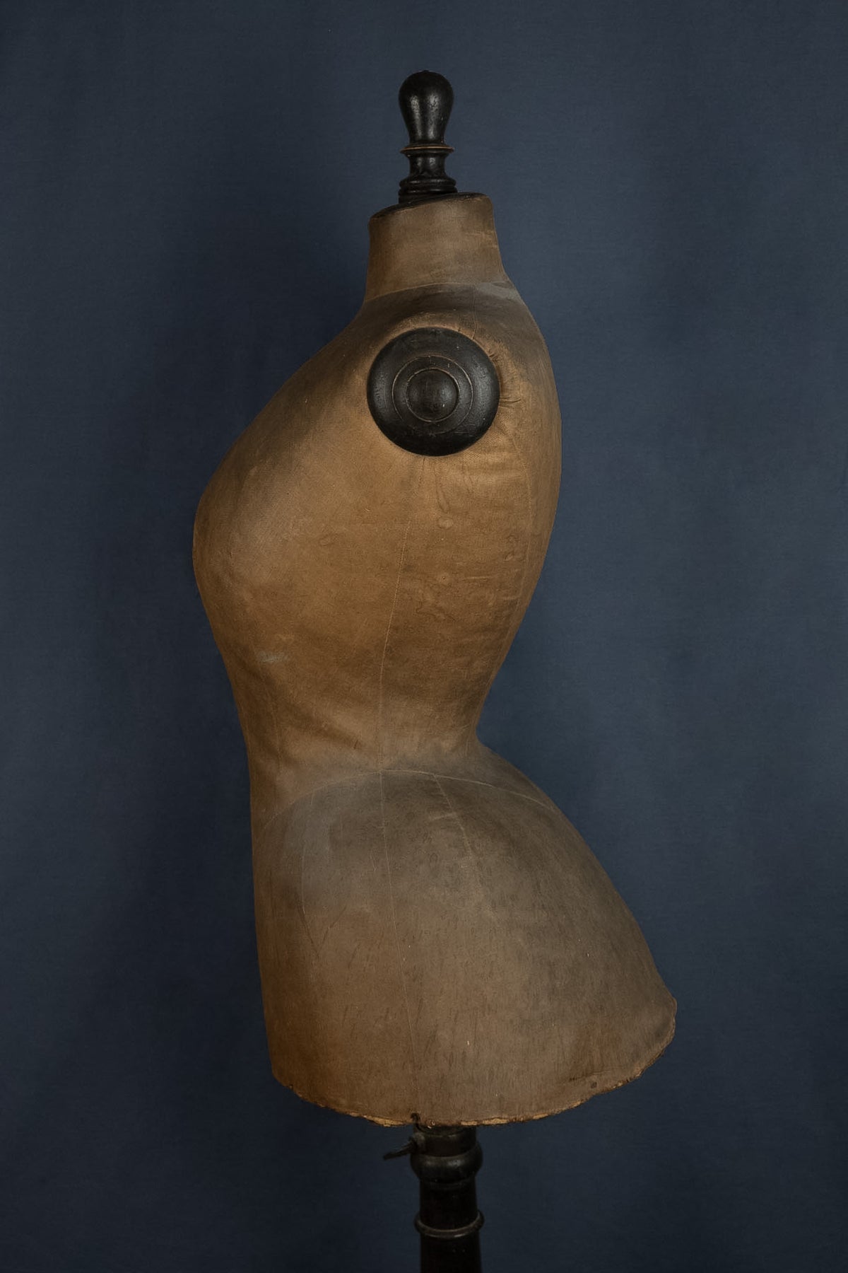 Antieke kleermakerspaspop met wespentaille