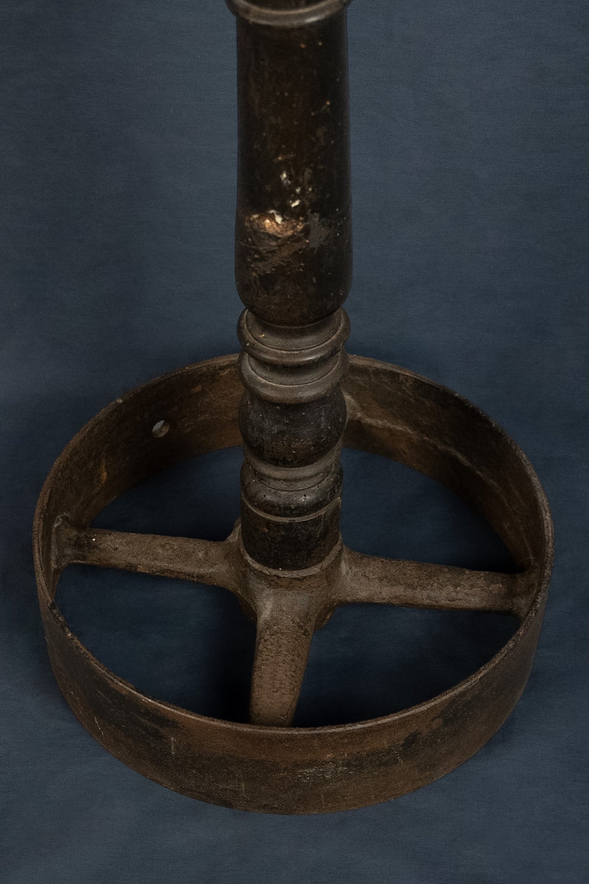 Antieke kleermakerspaspop met wespentaille