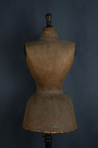 Antieke kleermakerspaspop met wespentaille