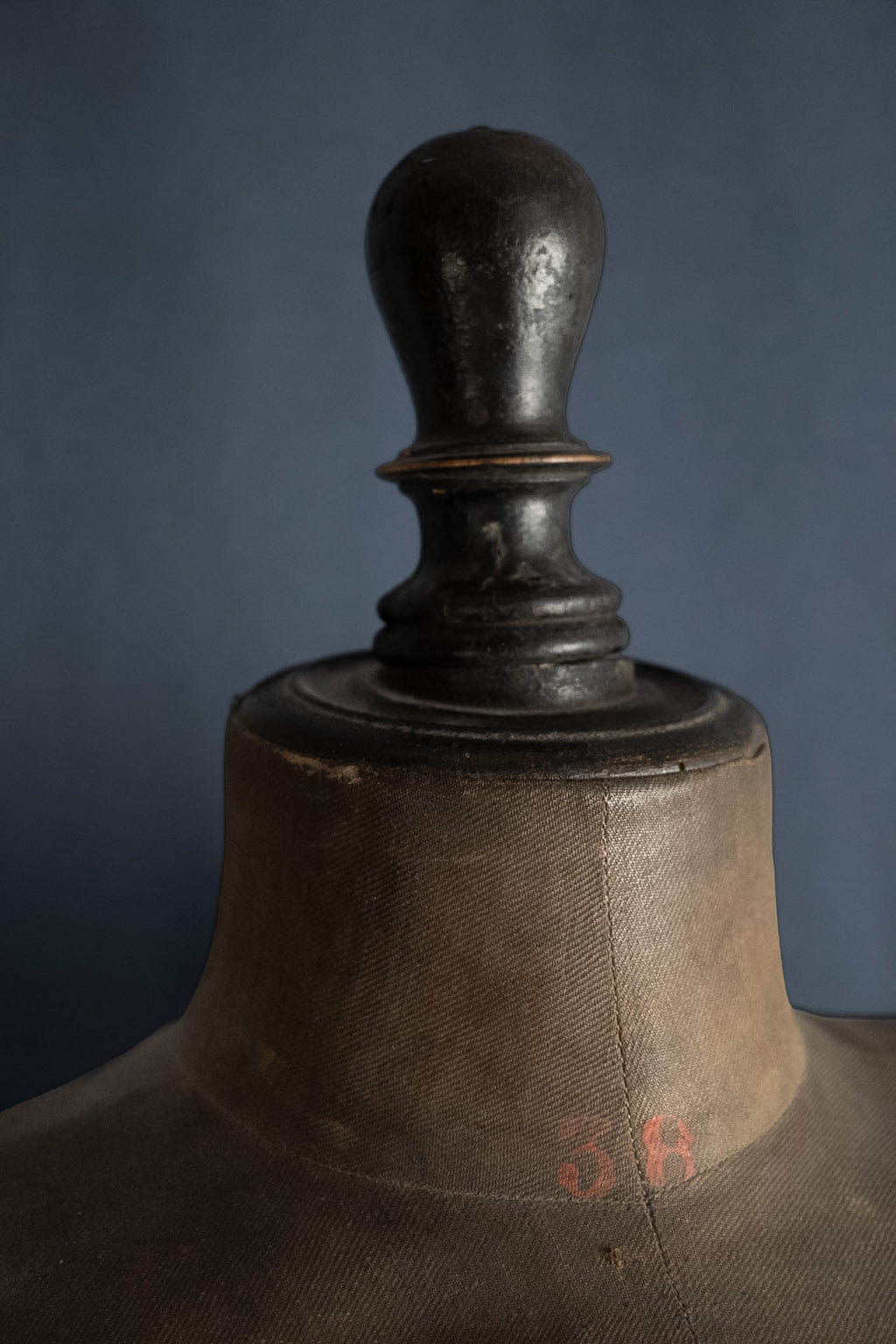 Antieke kleermakerspaspop met wespentaille